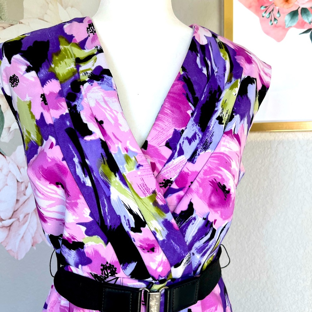 Gorgeous retro chic style, vibrant floral belted dress.  Super flattering fit!